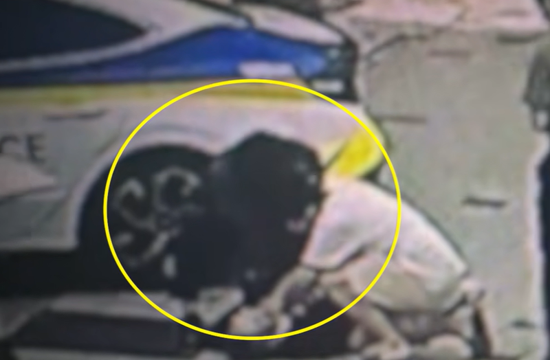 서울 양천경찰서 소속 이강훈 경사와 한 의사가 80대 어르신에게 심폐소생술을 하고 있는 모습./사진=유튜브 채널 '서울경찰' 캡처