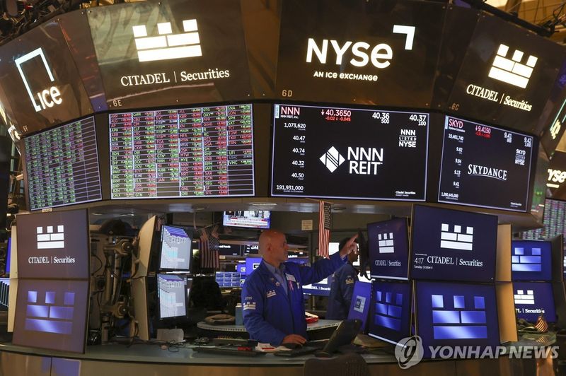 뉴욕증권거래소(NYSE)의 트레이더 (출처=연합뉴스)