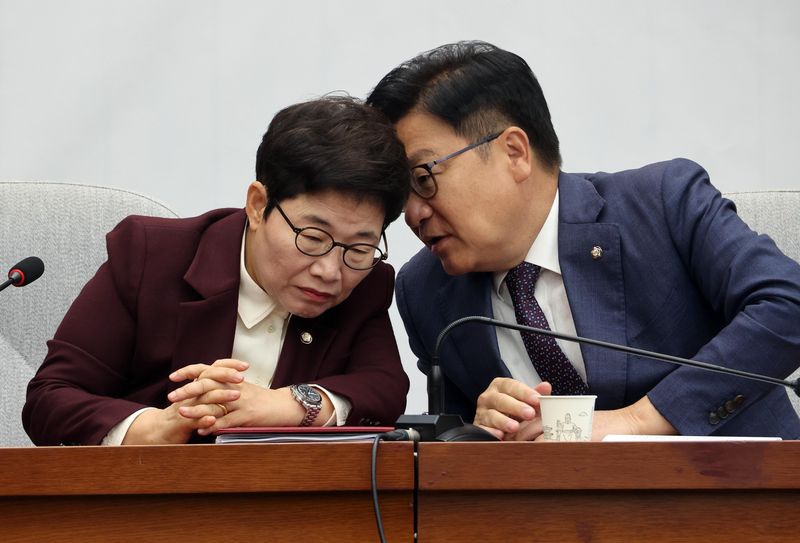 국민의힘 정점식 원내대표와 임의자 정책위의장이 6일 국회에서 열린 국정감사대책회의에서 이야기를 나누고 있다. 사진=박범준 기자