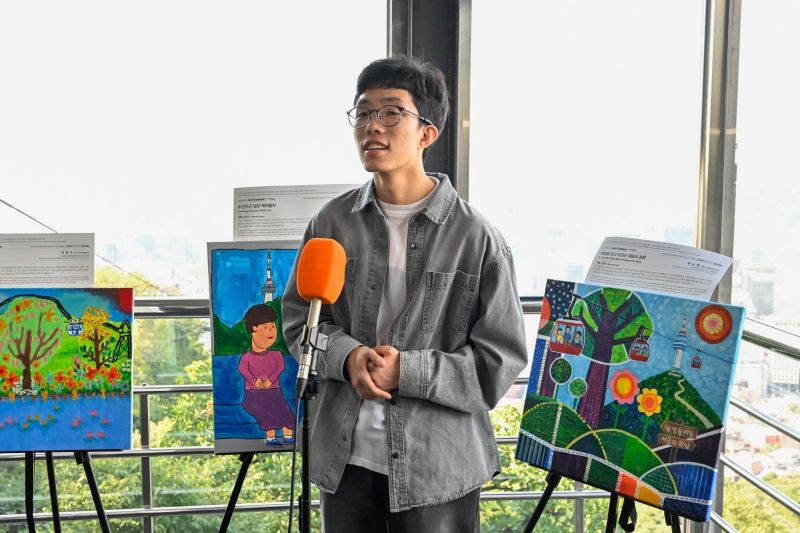 '제1회 서울시 중증장애인 자립을 위한 남산케이블카 희망싹환경사랑 그림공모전'에서 채순범 예술가가 서울시의장상을 수상하고 소감을 발표하는 모습. /사진=한국삭도공업