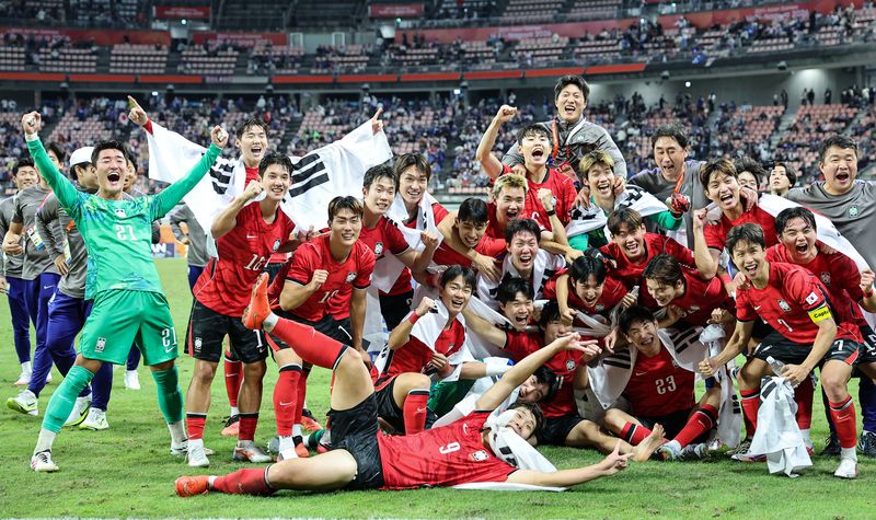 3일 일본 아이치현 도요타 스타디움에서 열린 2026 아이치·나고야 아시안게임 축구 결승전 대한민국과 일본의 경기, 대한민국 선수들이 1대0 승리 후 금메달을 확정짓고 기뻐하고 있다. 뉴스1