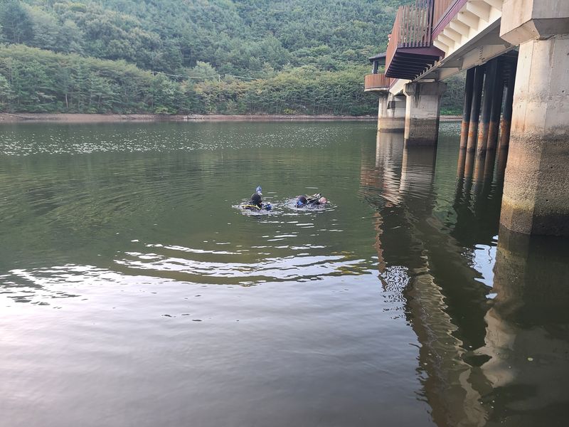 7일 오전 4시 17분쯤 대구 수성구 대흥동 내관지에 SUV 1대가 추락해 소방 수색 대원들이 수중 수색을 하고 있다.(대구소방본부 제공. 재판매 및 DB 금지)2026.10.7/뉴스1