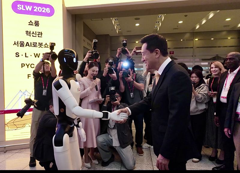 아이엘 휴머노이드 로봇이 지난 6일 서울 코엑스 스마트라이프위크 전시장에서 오세훈 서울시장과 악수하고 있다. 아이엘 제공