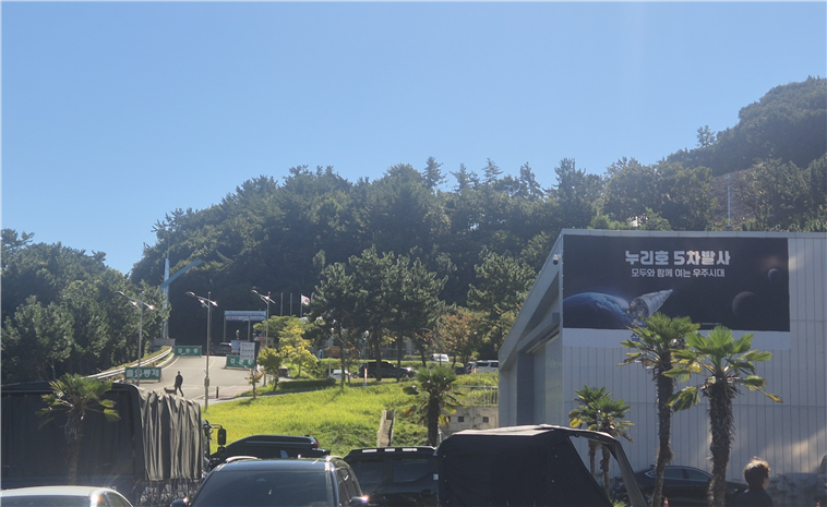 7일 누리호 5차 발사가 진행된 전남 고흥나로우주센터 발사장 주변 모습. 멀리 출입통제 표지판이 붙어있다. 사진=연지안 기자