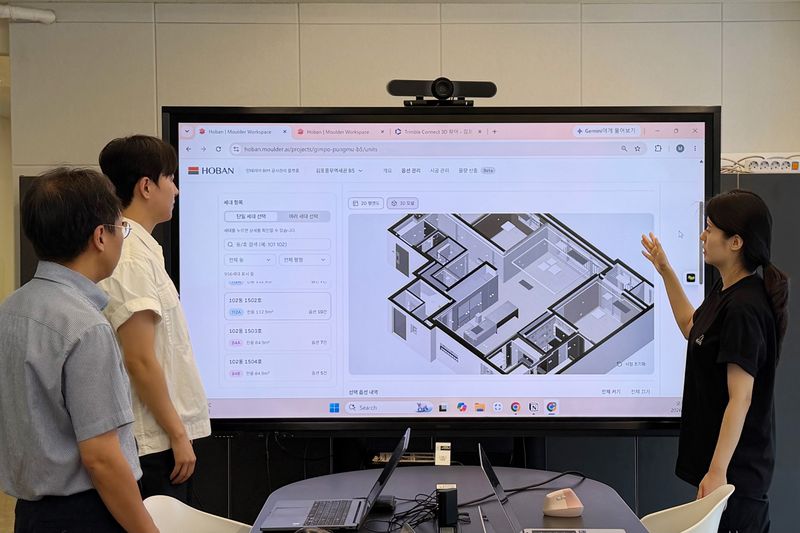 호반건설 임직원들이 AI 기반 공동주택 세대별 BIM 자동 생성 기술을 활용해 각 세대의 옵션 현황을 확인하는 모습. 호반건설 제공