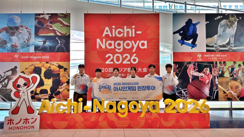 지난달 30일 우리드림브릿지 대표 선수인 레슬링 정재웅(왼쪽부터), 레슬링 정진우, 사격 이가인, 복싱 김예원, 사격 이시현, 테니스 김용호가 일본 나고야 중부국제공항에서 기념촬영을 하고 있다. 우리금융그룹 제공