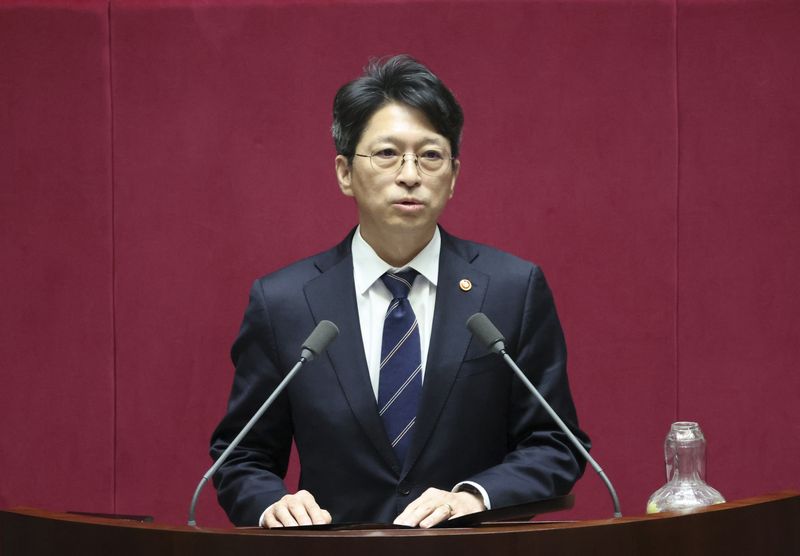 홍지선 국토교통부 장관이 1일 오후 서울 여의도 국회에서 열린 제439회(정기회) 제10차 본회의에서 인사를 하고 있다. 사진=뉴시스