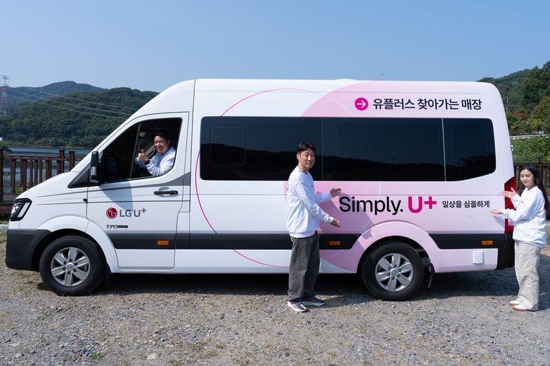 LG유플러스는 매장 방문이 어려운 도서산간 지역과 디지털 취약계층을 직접 찾아가 통신 상담과 디지털 교육을 제공하는 '찾아가는 매장'을 운영한다고 7일 밝혔다. 사진은 LG유플러스 직원들이 호남지역에 배치될 '찾아가는 매장' 차량을 소개하고, 고객 상담을 시연하는 모습. LG유플러스 제공