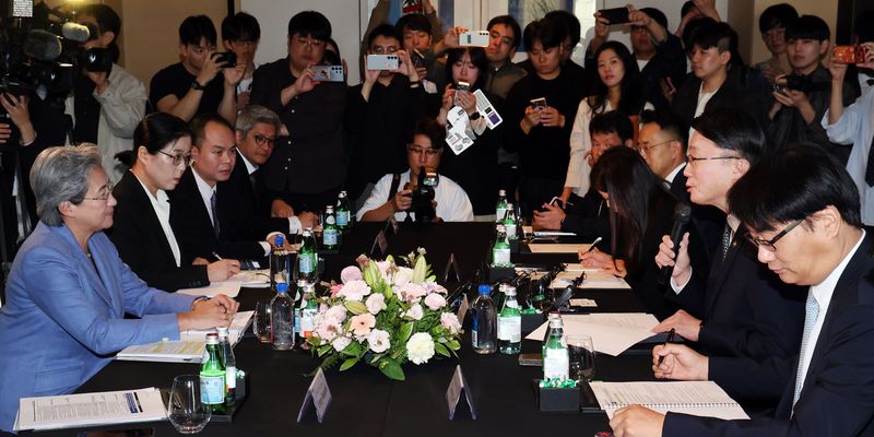 류제명 과기정통부 2차관이 7일 서울 종로구 포시즌스호텔에서 리사 수 AMD 회장을 면담하고 있다. 뉴스1