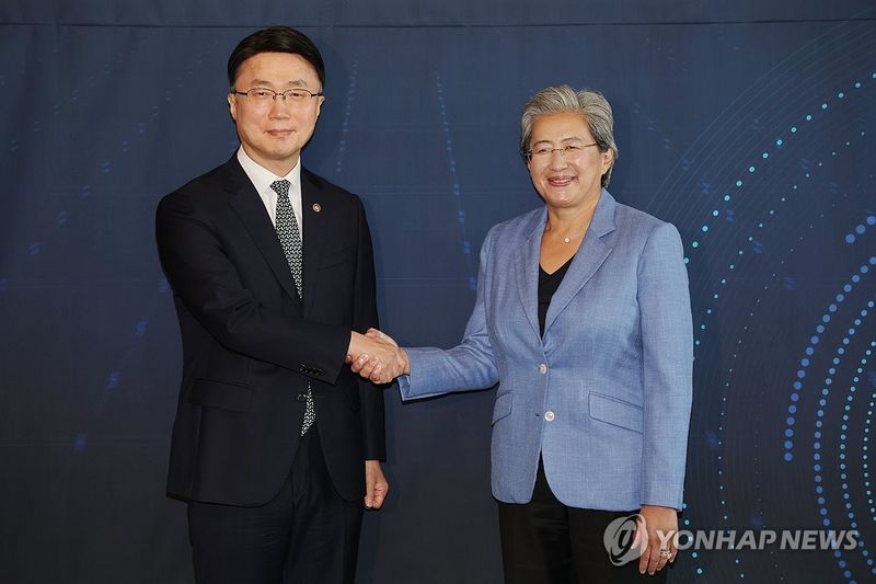 류제명 차관, 리사 수 AMD 회장과 악수 (출처=연합뉴스)