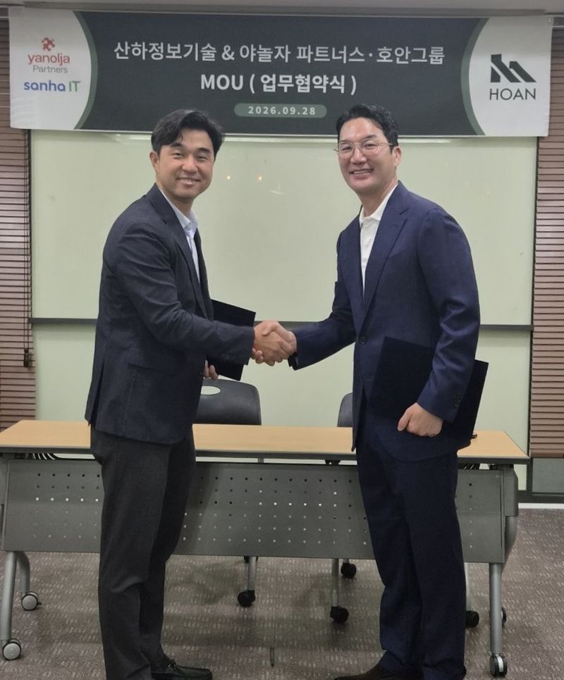 사진 좌측부터 천경훈 산하정보기술·야놀자파트너스 대표이사 (우) 이승훈 호안그룹 대표이사. 호안그룹 제공.