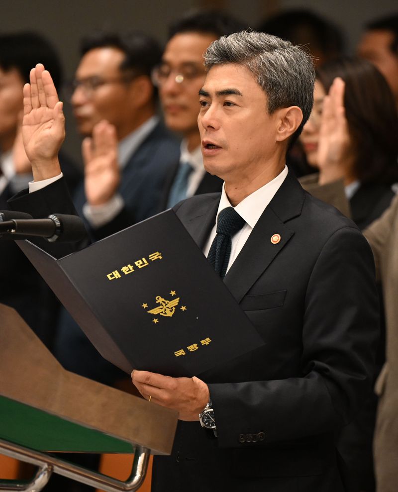 강신철 국방부 장관이 7일 서울 용산구 국방부에서 열린 국회 국방위원회 국정감사에서 선서하고 있다. 국회사진기자단