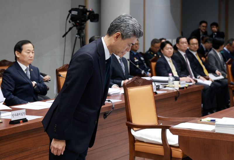 강신철 국방부 장관이 7일 서울 용산구 국방부에서 열린 국회 국방위원회 국정감사에 참석, 인사하고 있다. 국회사진기자단