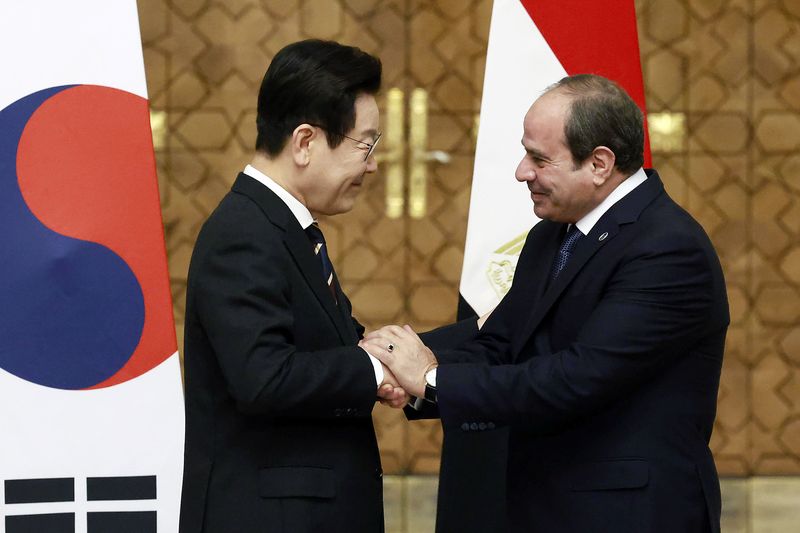 [카이로=뉴시스] 최동준 기자 = 이집트를 공식 방문 중인 이재명 대통령이 20일(현지 시간) 카이로 대통령궁에서 압델 파타 알시시 대통령과 한-이집트 공동언론발표를 마친 뒤 악수하고 있다. 2025.11.20. photocdj@newsis.com