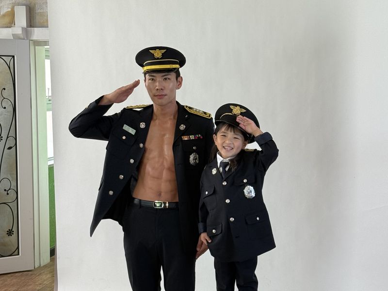 ‘2027년 제주 몸짱 소방관 달력’ 촬영에 참여한 소방공무원과 어린이가 소방 제복을 입고 경례하고 있다. 지난해 몸짱 소방관 달력 기부 이벤트로 모인 2436만원은 제주지역 화재취약 8가구의 안전시설 설치와 주거환경 개선에 사용됐다. 사진=제주특별자치도 소방안전본부