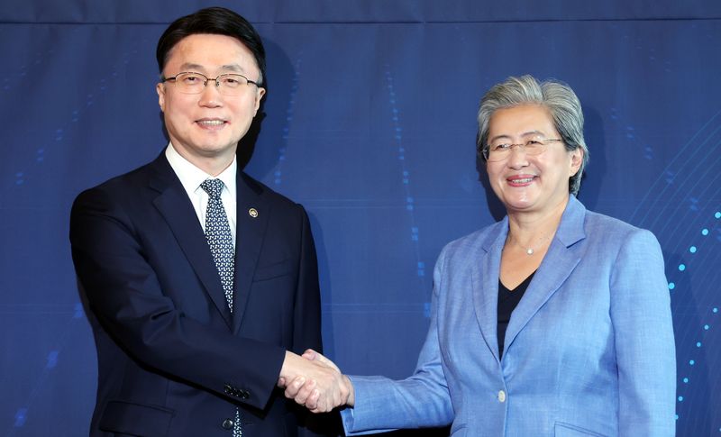 7일 오전 서울 종로구 포시즌스호텔 서울에서 열린 류제명 과학기술정보통신부 2차관과 리사 수 AMD회장 면담에서 악수를 하고 있다. 뉴시스