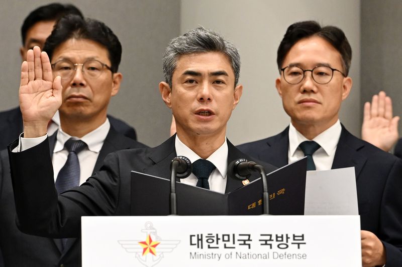 강신철 국방부 장관이 7일 서울 용산구 국방부에서 열린 국회 국방위원회 국정감사에서 선서하고 있다. 국회사진기자단