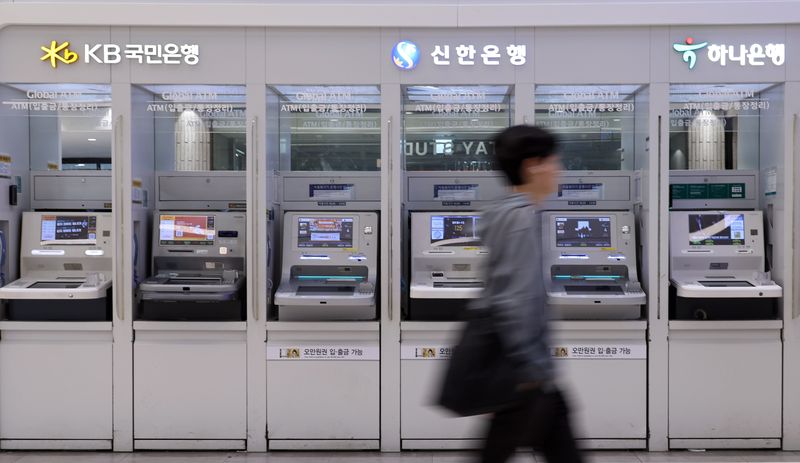 [서울=뉴시스] 최진석 기자 = 시중은행에 이어 저축은행과 캐피탈사 등 제2금융권까지 해킹 사고가 잇따르고 있는 4일 서초구 서울고속버스터미널에 개인정보가 유출된 신한·KB국민·하나 은행의 현금 자동 입출금기(ATM) 코너가 보이고 있다. 최근 주요 금융회사들을 대상으로 인공지능(AI) 에이전트를 활용한 신종 사이버 공격과 고객 정보 유출 사고가 이어지며 신한은행에서는 최근 고객 약 2만5000명의 개인·신용정보가, KB국민은행에서도 외부 보안 침해로 고객 119명의 개인신용정보가, 하나은행에서도 외부 해킹 세력이 영업지원시스템(O