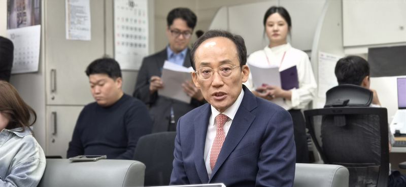 추경호 대구시장이 7일 대구시청 동인청사 기자실을 찾아 "민선 9기 100일은 시민과 현장에서 답을 찾으며 대구의 변화와 성장을 위한 방향을 세우고 실행의 기반을 다진 시간이었다"고 밝혔다. 김장욱 기자