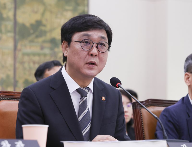 최휘영 문화체육관광부 장관이 7일 서울 여의도 국회 문화체육관광위원회에서 열린 문체부 국정감사에서 의원 질의에 답하고 있다. 뉴시스