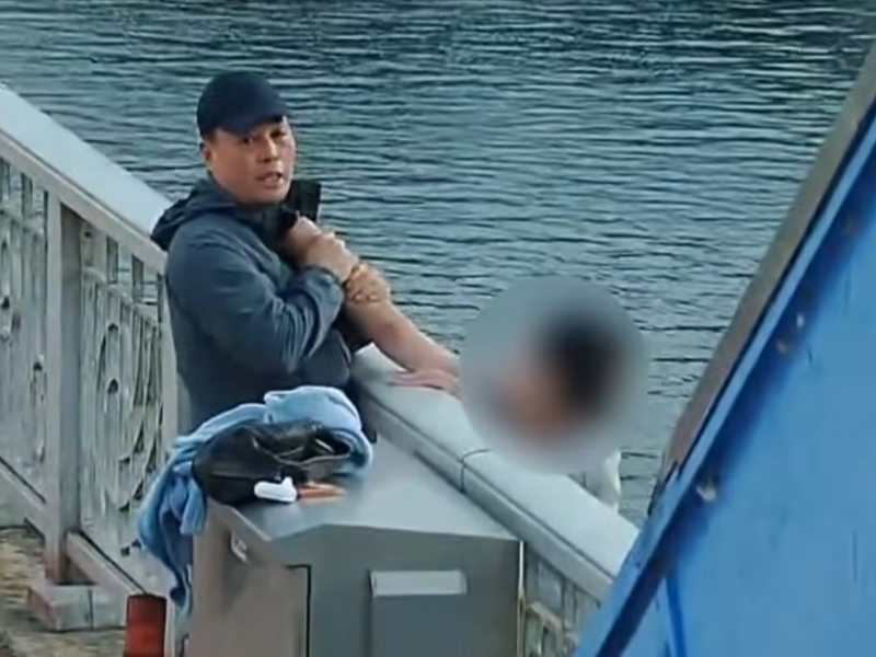 이재동 강원소방본부 소방장비회계과장이 난간 밖 A씨의 팔을 붙잡은 채 지나가는 시민에게 도움을 요청하고 있다./사진=채널A 뉴스 캡처