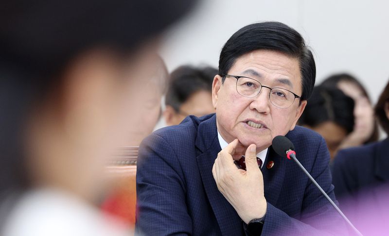 [서울=뉴시스] 고범준 기자 = 최교진 교육부 장관이 9월 16일 서울 여의도 국회에서 열린 교육위원회 전체회의에서 의원 질의에 답변하고 있다. 2026.09.16. bjko@newsis.com /사진=뉴시스