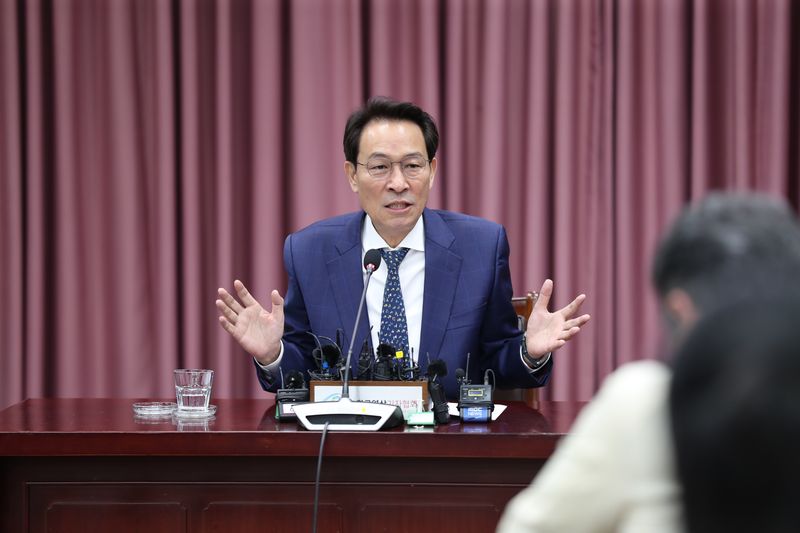 우상호 강원지사가 7일 도청 소회의실에서 취임 100일 기자간담회를 갖고 그동안의 성과와 강원도 현안에 대한 입장을 밝히고 있다. 강원자치도 제공