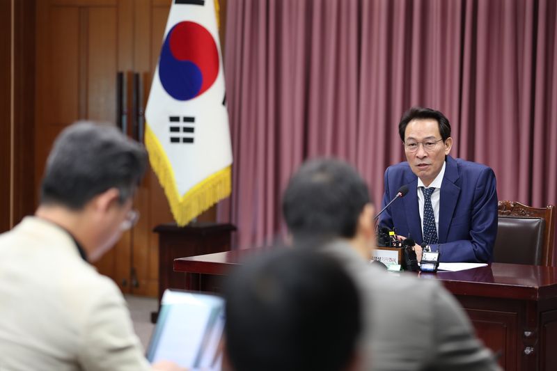 우상호 강원도지사가 7일 취임 100일 기자 간담회에서 주요 성과와 현안 추진 상황에 대해 설명하고 있다. 강원자치도 제공