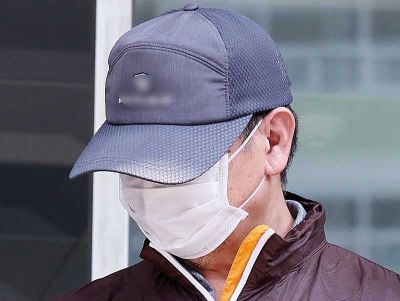 사제 총기 살해 사건 피의자 A 씨(62·남)가 30일 오전 인천논현경찰서에서 검찰로 송치되고 있다. A 씨는 지난 20일 오후 9시 31분께 인천시 연수구 송도 아파트에서 사제 총기로 산탄을 발사해 아들 B씨를 살해한 혐의를 받고 있다. 2025.7.30 ⓒ 뉴스1 박지혜 기자 /사진=뉴스1