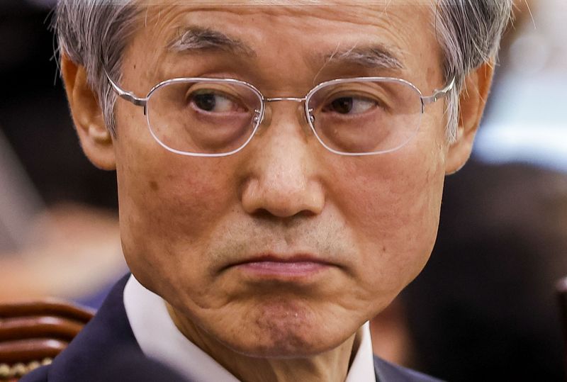 [서울=뉴시스] 정병혁 기자 = 조희대 대법원장이 지난 6일 서울 여의도 국회에서 열린 국회 법제사법위원회의 대법원 등 국정감사에 출석해 자료를 살펴보고 있다. 2026.10.07. jhope@newsis.com