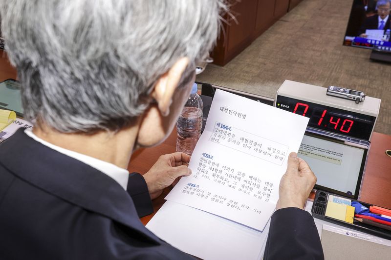 [서울=뉴시스] 정병혁 기자 = 조희대 대법원장이 지난 6일 서울 여의도 국회에서 열린 국회 법제사법위원회의 대법원 등 국정감사에서 의원 질문에 헌법 조항을 읽고 있다. 2026.10.07. jhope@newsis.com