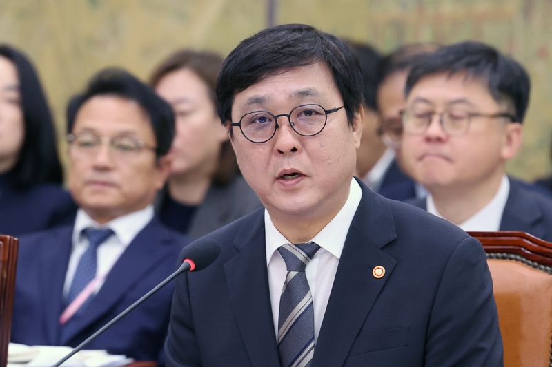 최휘영 문화체육관광부 장관이 7일 서울 여의도 국회 문화체육관광위원회에서 열린 문체부 국정감사에서 의원 질의에 답하고 있다. 뉴스1