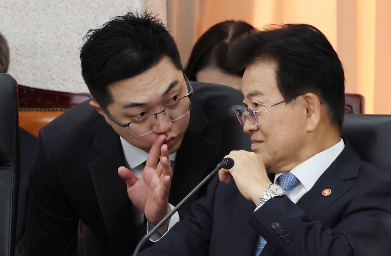 정동영 통일부 장관이 7일 서울 종로구 남북회담본부에서 열린 통일부 국정감사에서 통일부 관계자와 이야기를 나누고 있다. 뉴시스