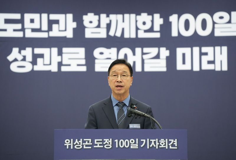 위성곤 제주도지사가 7일 제주도청 탐라홀에서 취임 100일 기자회견을 하고 있다. 위 지사는 지난 100일을 정책 방향을 세운 기간으로 평가하고 앞으로 민생경제와 주력산업, 신성장산업에서 성과를 내겠다고 강조했다. 사진=제주특별자치도