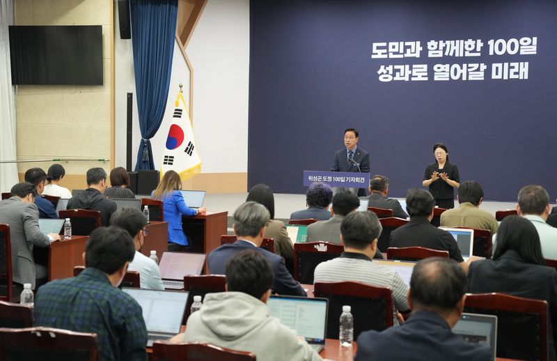 7일 제주도청 탐라홀에서 열린 민선 9기 출범 100일 기자회견 전경. ‘도민과 함께한 100일 성과로 열어갈 미래’라는 문구를 배경으로 위성곤 제주도지사가 취재진을 상대로 도정 운영 방향을 설명하고 있다. 사진=제주특별자치도
