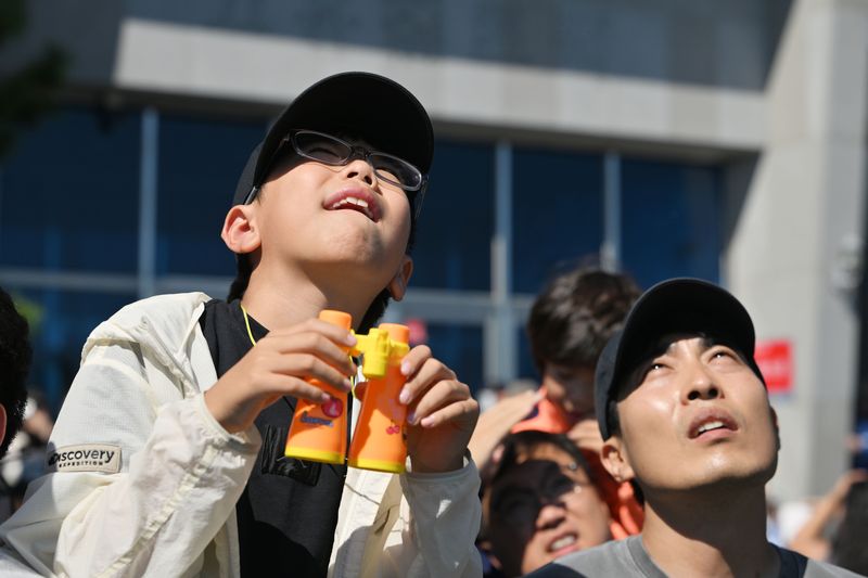 [전남광주=뉴시스] 이영주 기자 = 누리호 5차 발사가 진행된 7일 오후 전남광주 고흥군 우주발사전망대에서 시민들이 누리호 발사 과정을 지켜보고 있다. 2026.10.07. leeyj2578@newsis.com