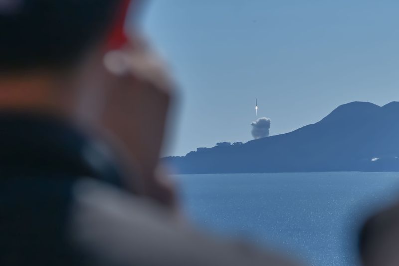 [전남광주=뉴시스] 이영주 기자 = 누리호 5차 발사가 진행된 7일 오후 전남광주 고흥군 우주발사전망대에서 시민들이 누리호 발사 과정을 지켜보고 있다. 2026.10.07. leeyj2578@newsis.com