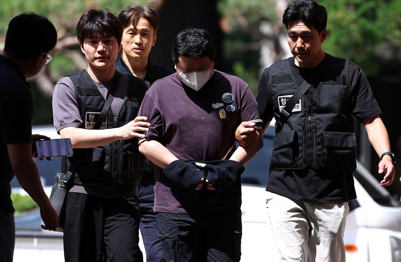 지인 사무실을 찾아가 흉기를 휘둘러 살해한 혐의를 받는 정모씨가 지난 5월 24일 오후 서울 마포구 서울서부지방법원에서 열린 구속 전 피의자 심문(영장실질심사)에 출석하고 있다. 뉴스1