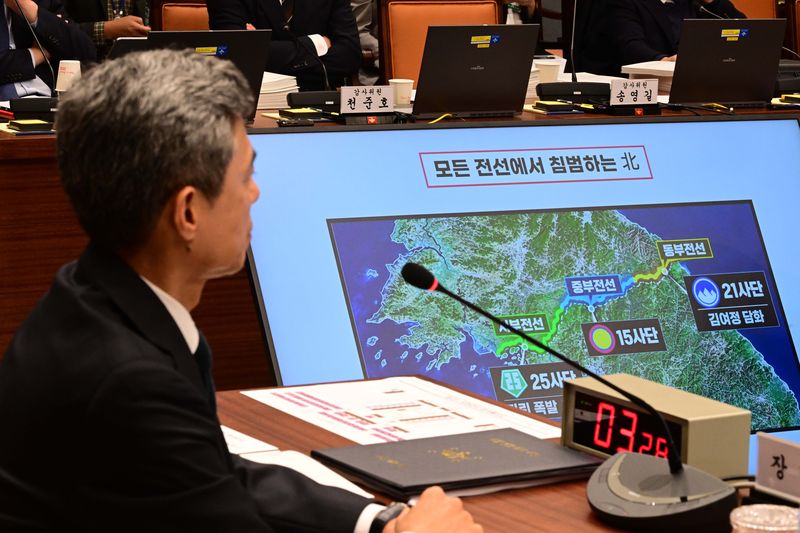 강신철 국방부 장관이 7일 서울 용산구 국방부에서 열린 국회 국방위원회의 국방부에 대한 국정감사에 출석해 의원들의 질의를 듣고 있다. 뉴시스