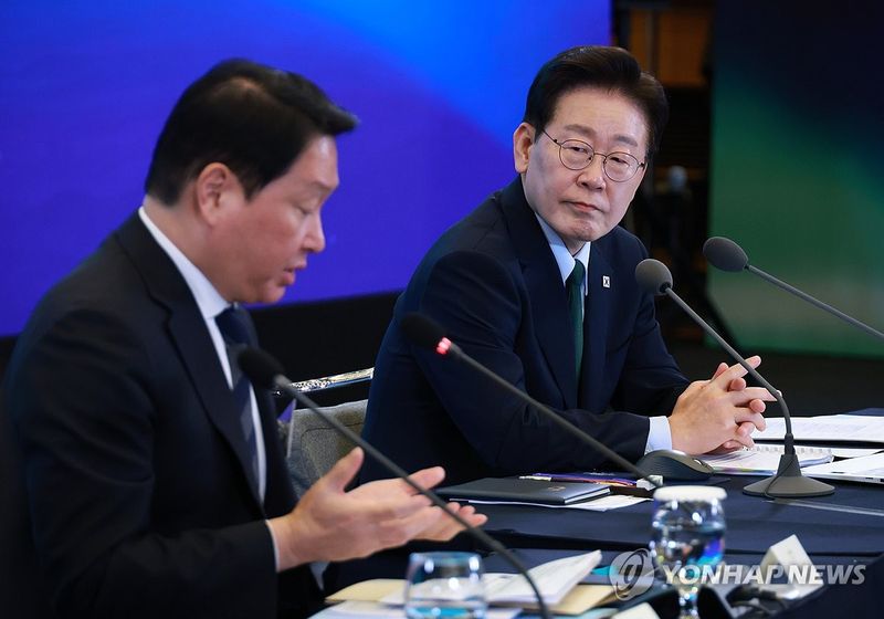 최태원 회장 발언 듣는 이재명 대통령 (출처=연합뉴스)