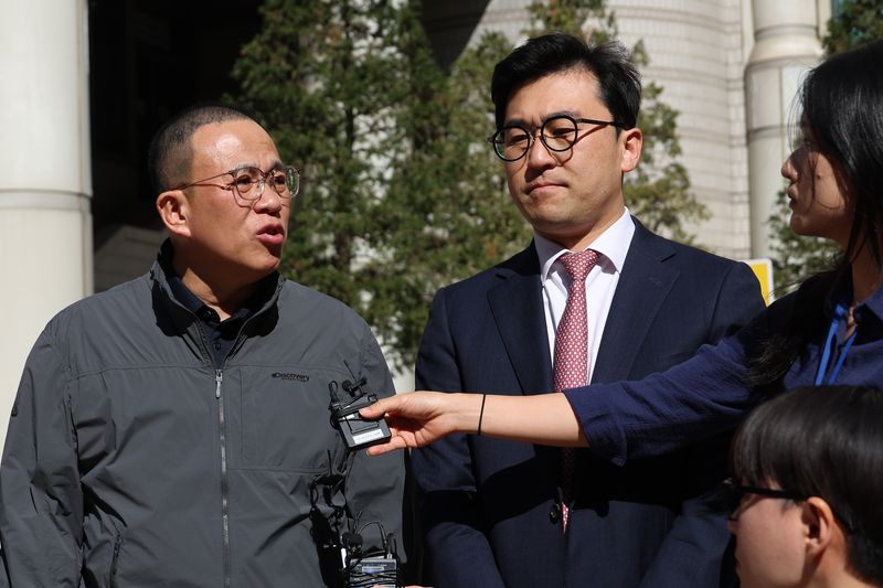 [서울=뉴시스] 고승민 기자 = 무상 여론조사 관련 정치자금법 위반 혐의로 기소된 명태균 씨가 7일 서울고등법원에서 열린 항소심 선고기일에서 무죄를 선고받은 뒤 법원을 나와 취재진 질문에 답하고 있다. 2026.10.07. kkssmm99@newsis.com