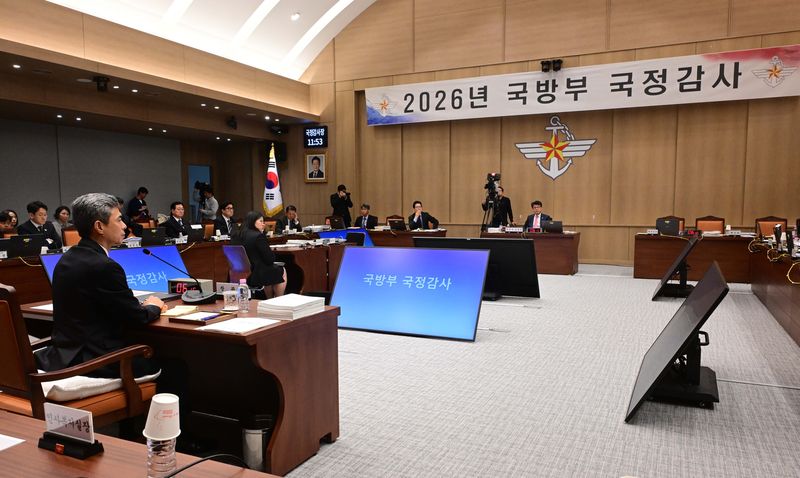 강신철 국방부 장관이 7일 오전 서울 용산구 국방부에서 열린 국방위원회의 국방부에 대한 국정감사에서 의원 질의에 답하고 있다. 뉴스1