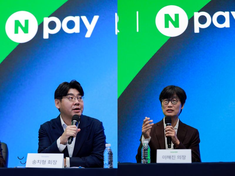 송치형 두나무 회장(왼쪽)과 이해진 네이버 이사회 의장이 지난해 11월 27일 오전 경기 성남시 네이버 사옥 '1784'에서 열린 네이버-두나무 공동 기자간담회에서 발언하고 있다. (사진=네이버 제공) /사진=뉴시스