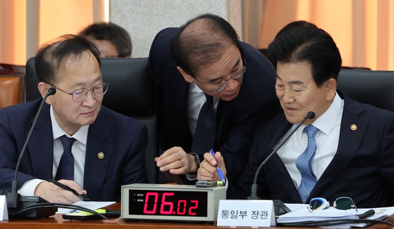 정동영 통일부 장관이 7일 서울 종로구 남북회담본부에서 열린 통일부, 북한이탈주민지원재단, 남북교류협력지원협회, 민주평화통일자문회의사무처 국정감사에서 통일부 관계자와 이야기를 나누고 있다. 뉴시스
