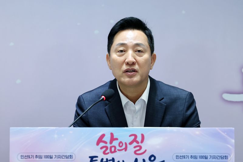 오세훈 서울시장이 7일 서울 중구 서울시청에서 가진 민선9기 취임 100일 기자간담회에서 질의에 답하고 있다. 서울시 제공
