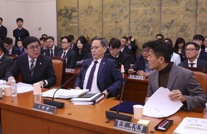 최휘영 문화체육관광부 장관(왼쪽)이 7일 서울 여의도 국회 문화체육관광위원회에서 열린 문체부 국정감사에 증인으로 출석한 박진영 대통령 직속 대중문화교류위원회 공동위원장(오른쪽)과 이야기를 나누고 있다. 뉴시스