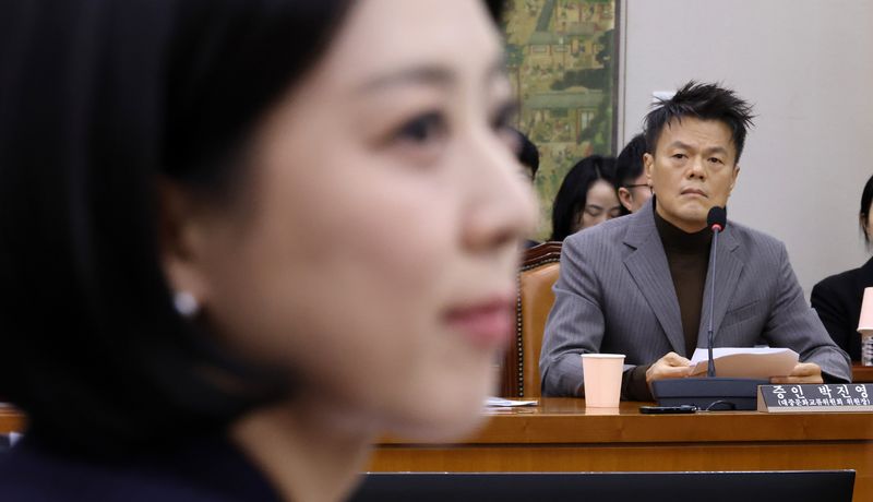 7일 국회 문화체육관광위원회에서 열린 문화체육관광부에 대한 국정감사에서 증인으로 출석한 박진영 대중문화교류위원회 공동위원장이 국민의힘 배현진 의원으로부터 패노메논 기획 관련 질의를 받고 있다. 2026.10.7 /연합뉴스