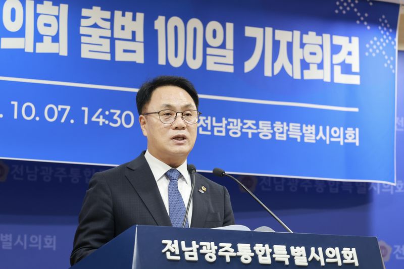 송형곤 전남광주통합특별시의회 의장은 7일 출범 100일 기자회견을 열어 "견제와 감시는 더욱 꼼꼼히 하고, 지역의 미래와 시민의 삶을 바꾸는 일에 과감하게 앞장서는 의회가 되겠다"라고 말했다. 전남광주통합특별시의회 제공