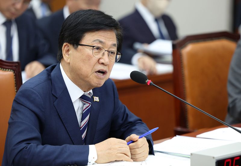 [서울=뉴시스] 고범준 기자 = 최교진 교육부 장관이 7일 서울 여의도 국회에서 열린 교육위원회 국정감사(교육부 등)에서 의원 질의에 답변하고 있다. 2026.10.07. bjko@newsis.com /사진=뉴시스