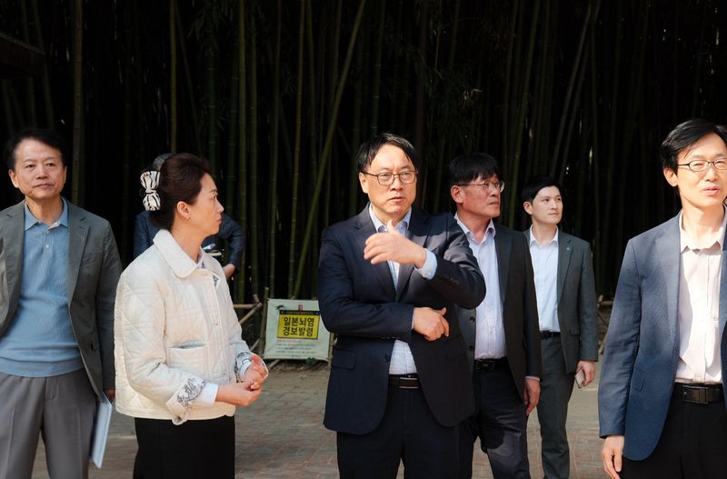 임하수 산림청 차장(왼쪽 세번째))이 울산 태화강국가정원을 찾아 2028울산국제정원박람회 기본구상과 추진전략에 대해 논의하고 있다. 산림청 제공